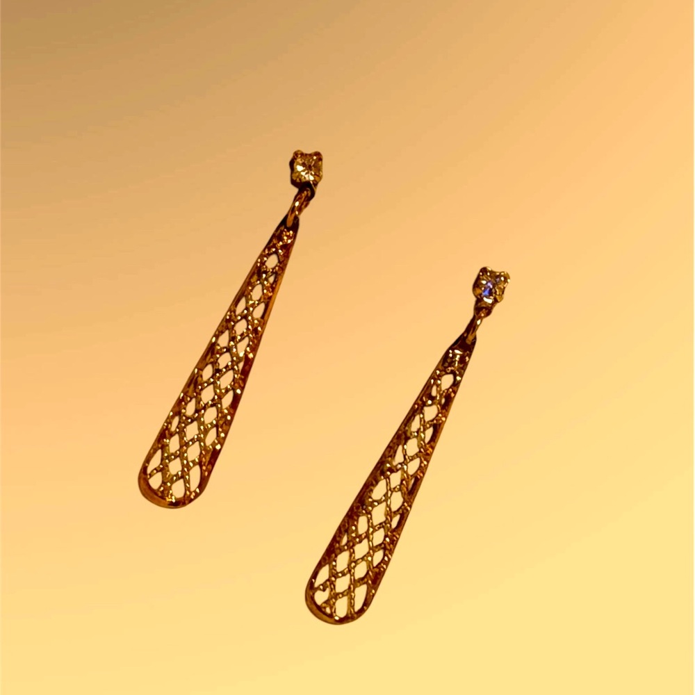 Earrings - pretty vintage gold tone, 1 1/2” long